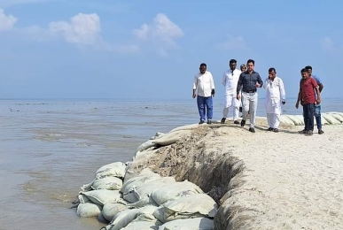 যমুনা নদীর পানি কমছে, বেড়েছে ভাঙন