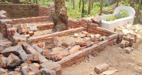 পিরোজপুরে চাঁদা না পেয়ে কবরস্থান ভাংচুর 