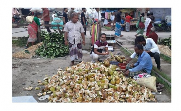 নীলফামারীতে প্রচন্ড ভ‍্যাপসা গরমে মানুষ দিশেহারা। 