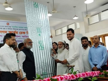 পিরোজপুরে ঘূর্নিঝড় রেমালে ক্ষতিগ্রস্তদের মাঝে ঢেউটিন ও নগদ অর্থ বিতরণ 