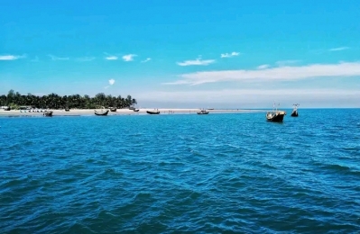 সেন্টমার্টিনগামী ট্রলারকে বাংলাদেশের পতাকা উঁচুতে বেঁধে চলাচলের নির্দেশ
