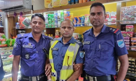 নরসিংদীতে সাংবাদিকের সহযোগিতায় ভুয়া পুলিশ আটক