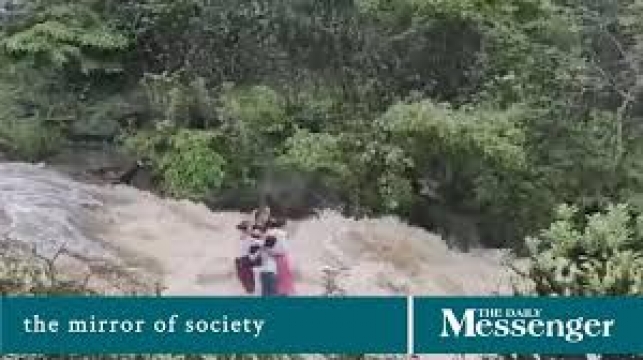 ভারতে জলপ্রপাতে ভেসে গেছেন একই পরিবারের ৫ সদস্য।