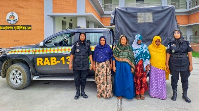 লালমনিরহাটের ফেনসিডিল ও দেশীয় অস্ত্রসহ ০৫ মাদক কারবারি গ্রেফতার।