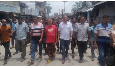 নীলফামারীতে অটোরিকশার অতিরিক্ত ফি আদায়ে বিক্ষোভ মিছিল। 