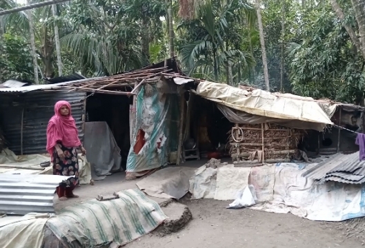 পেটে খাবার জোটে না ঘর সারমু ক্যামনে।