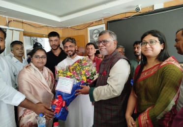 মানিকগঞ্জের সাটুরিয়ায় ষষ্ঠ উপজেলা পরিষদের নবনির্বাচিত চেয়ারম্যান ও ভাইস চেয়ারম্যানদের দায়িত্ব গ্রহন।
