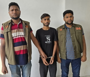 জোড়া খুনের ঘটনায় ডিবি পুলিশের হাতে আরও দু'জন গ্রেফতার ও ব্যবহৃত অস্ত্র  বোমা ফাটিয়ে ধ্বংস 