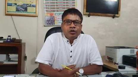 নীলফামারীতে অনিয়ম করে টাকা বিতরণ করেন পিআইও।