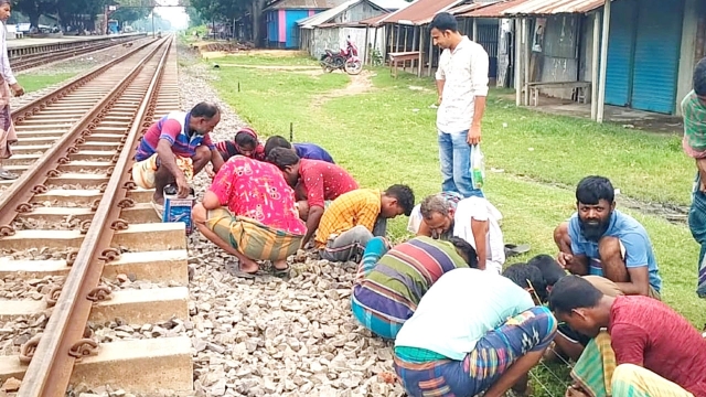 গাঁজা কুড়াতে রেললাইনে ভিড়!