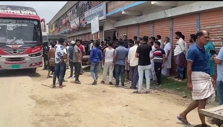 পদ্মা সেতুর জাজিরা প্রান্তে ছাত্রলীগ ও সাধারণ শিক্ষার্থীদের ধাওয়া পাল্টা ধাওয়ার ঘটনায় আহত ৩।