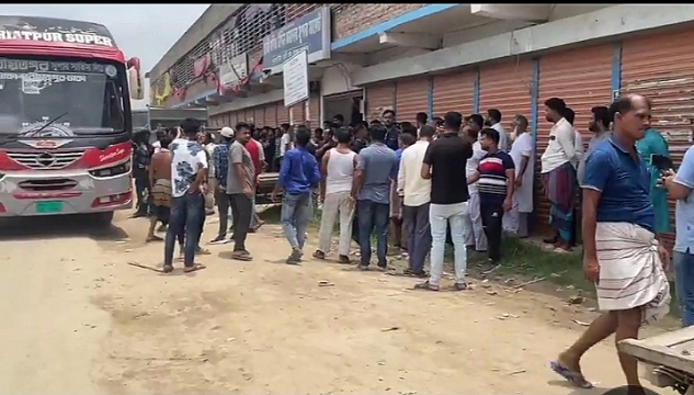 পদ্মা সেতুর জাজিরা প্রান্তে ছাত্রলীগ ও সাধারণ শিক্ষার্থীদের ধাওয়া পাল্টা ধাওয়ার ঘটনায় আহত ৩।