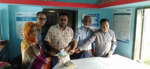 কুলকাঠি ইউনিয়নে আইসি ভিজিডি কার্ডধারীদের মাঝে নগদ অর্থ বিতরন
