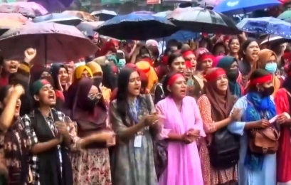 বৃষ্টিতে ভিজে রংপুরে শিক্ষার্থীদের বিক্ষোভ, সঙ্গী অভিভাবকরাও