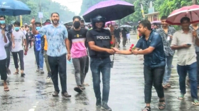 রংপুরে পুলিশ ক্লান্ত শেষমেষ পুলিশকে ফুল দিয়ে বরণ করলো শিক্ষার্থীরা।