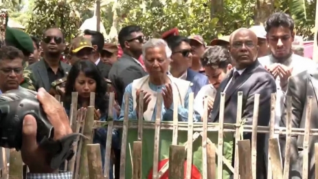 রংপুরে আবু সাঈদের কবর জিয়ারত করেন ড. ইউনুস