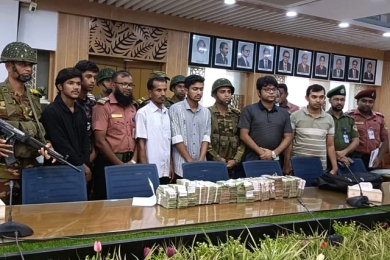 প্রায় কোটি টাকাসহ শিক্ষার্থীদের হাতে তিন যুবক আটক