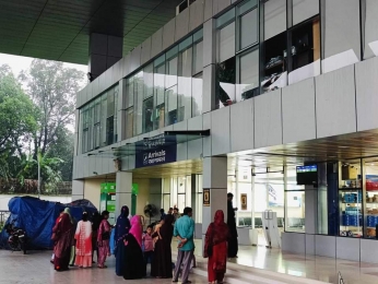 সৈয়দপুরে পাখির ধাক্কায় বিমান ক্ষতিগ্রস্ত হয়েছে। 