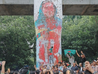 শেখ হাসিনা কাদেরসহ আওয়ামী লীগের ১০১ নেতাকর্মীর বিরুদ্ধে হত্যা মামলা।