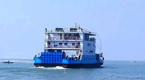 শীত গ্রীষ্ম বর্ষা এলো গেলো ফেরি এলো না হাতিয়ায়