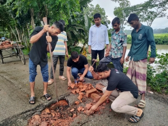 মোল্লারহাটে ছাত্রদল ও সেচ্ছাসেবক দলের নিজ অর্থায়নে রাস্তা মেরামত