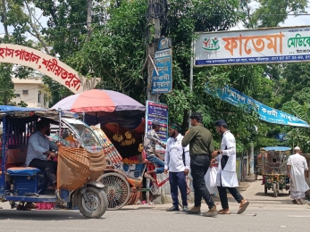 শরীয়তপুরে আনসার সদস্যদের সাথে ট্রাফিকের দায়িত্বে অগ্রযাত্রা ফাউন্ডেশন।