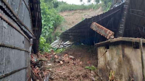 পাহাড় ধসে একই পরিবারের নিহত ৩ 