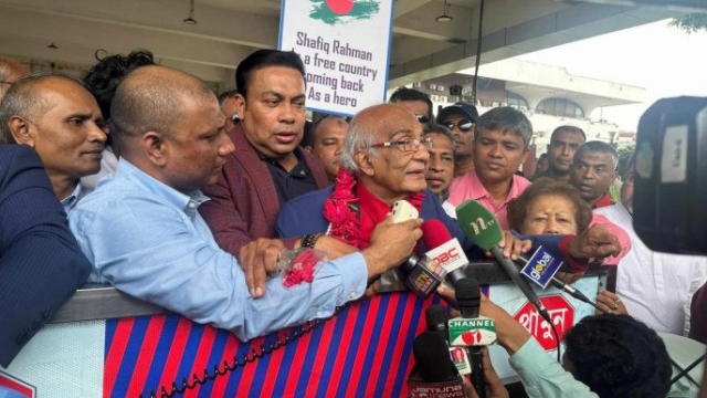 দেশে ফিরলেন নির্বাসিত সাংবাদিক শফিক রেহমান ও বিএনপি নেতা মিজানুর রহমান। 