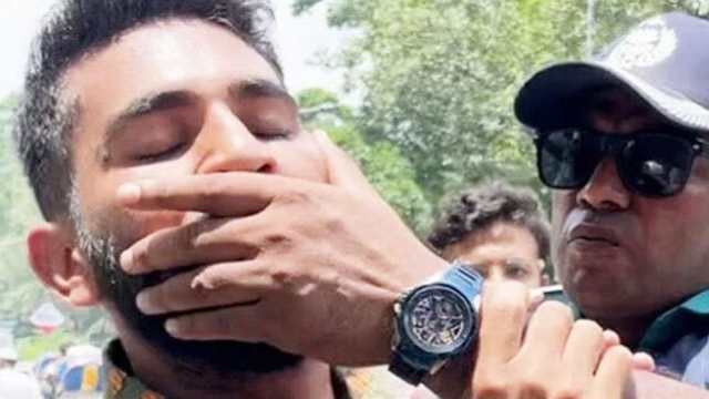 এক ছাত্রের মুখ চেপে ধরা পুলিশ কর্মকর্তাকে বরখাস্ত করা হয়েছে।