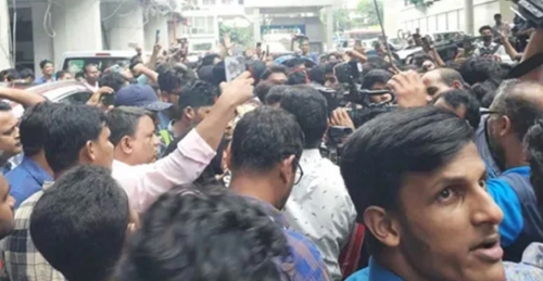 সচিবালয়ে ঢুকে হাজারো এইচএসসি পরীক্ষার্থীর বিক্ষোভ