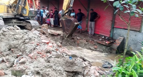 সেনবাগে জলাবদ্ধতায় খালের উপর ঘর নির্মাণে অবৈধ দখল উচ্ছেদ অভিযান 