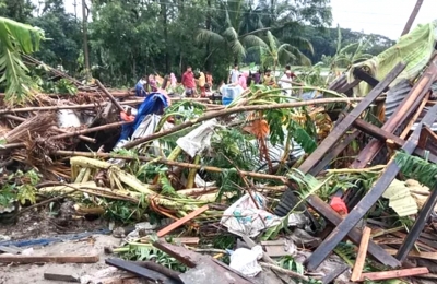 নোয়াখালীতে টর্নেডোয় আঘাতে ১১ বসতঘর বিধ্বস্ত
