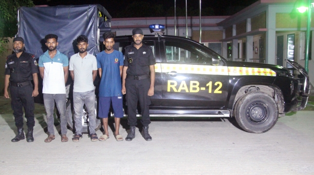 সিরাজগঞ্জে ট্রাক হতে ৮১ কেজি গাঁজাসহ ৩ জন গ্রেফতার ১টি ট্রাক জব্দ