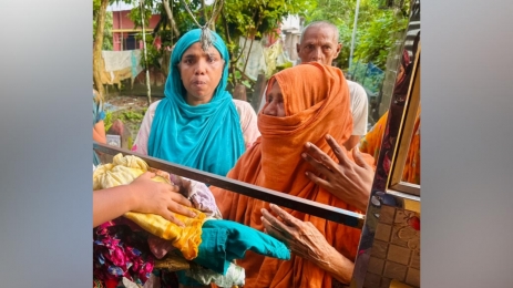 বরিশালে নিজের জন্য কেনা নতুন শাড়ী নিয়ে বন্যার্তদের পাশে বৃদ্ধা