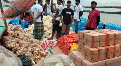 কুমিল্লায় বন্যাদুর্গতদের পাশে শরীয়তপুরের অগ্রযাত্রা ফাউন্ডেশন।