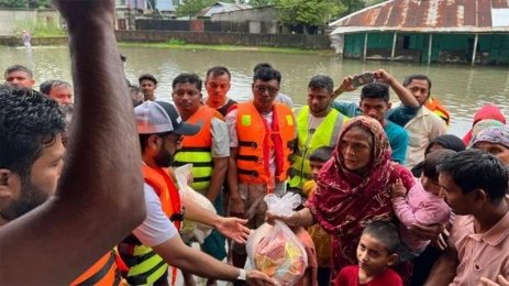 নোয়াখালীতে ছাত্রদল নেতা শেখ খালিদের মানবিক সহায়তা বিতরণ