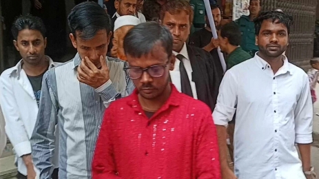 ডিম আর জুতার মালা নিয়ে দাঁড়িয়ে আছে আদালতে হিরো আলম।