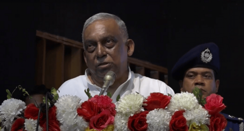 আসাদুজ্জামান খান কামালকে স্ত্রী-সন্তান নিয়ে বাইরে যেতে নিষেধ করা হয়েছে