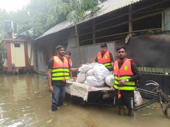 কুমিল্লায় বন্যাদুর্গতদের পাশে শরীয়তপুরের চরআত্রা মানব কল্যান সংগঠন ব্যাচ ২০১৮।