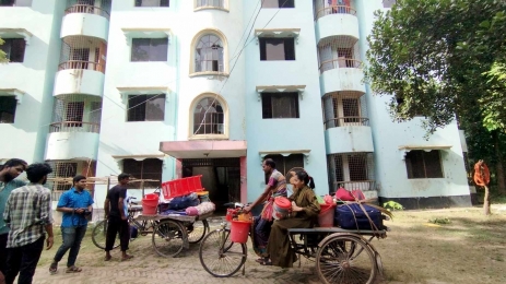 কপোতাক্ষতে স্থানান্তরিত ইবির খালেদা জিয়া হলের ছাত্রীরা