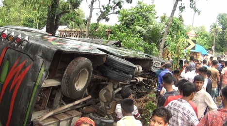ভূঞাপুরে বাস দূর্ঘটনায় নিহত ১, আহত ২০!