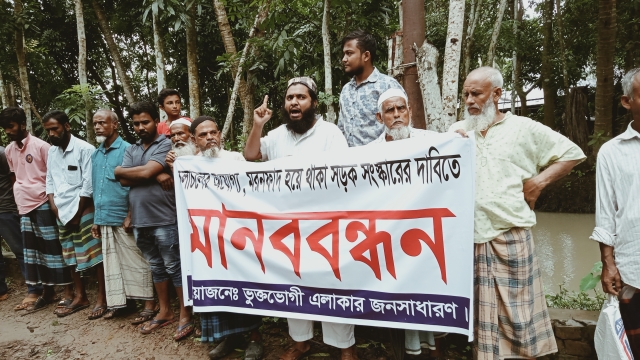 সড়ক সংস্কারের দাবিতে মানববন্ধনে স্থানীয়দের দশ দিনের আলটিমেটাম।
