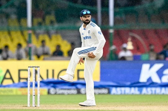 ছেলেটি সাত ঘণ্টা সাইকেল চালিয়ে স্টেডিয়ামে পৌঁছায় কোহলিকে দেখতে।
