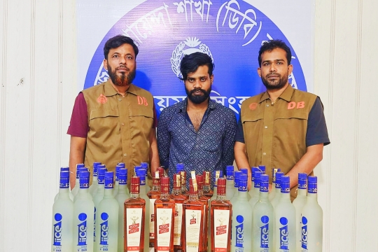 ময়মনসিংহে ডিবির অভিযানে ইন্ডিয়ান ৪০ টি মদের বোতলসহ আটক-১