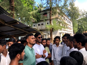 রাজনৈতিক সচেতনতার বার্তা নিয়ে সাধারণ শিক্ষার্থীদের সাথে ছাত্রদল নেতা উজ্জলের আলাপন