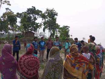 উত্তরবঙ্গে বন্যাকবলিত অঞ্চলের পাশে ইসলামী বিশ্ববিদ্যালয়ের শিক্ষার্থীরা
