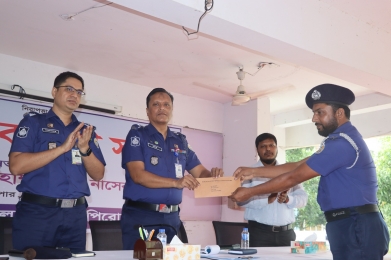 ইন্দুরকানীর জনগণের সাথে সুসম্পর্ক ও ৫ আগস্ট বীরত্বপূর্ণ কাজের জন্য এসআই জলিলকে বিশেষ অর্থসম্মাননা । 