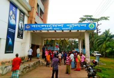 মাদকসেবী স্বামীর নির্যাতন থেকে রক্ষায় স্ত্রীর থানায় অভিযোগ। 