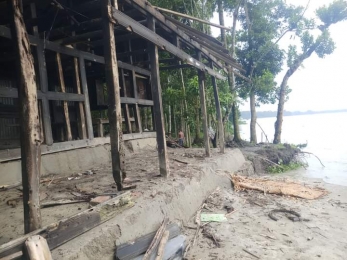 নলছিটিতে সুগন্ধার ভাঙনে বিলীন হয়ে যাচ্ছে বহরমপুরের বিস্তীর্ণ এলাকা।