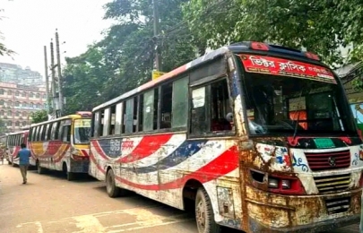 ছাত্রী হেনস্তার অভিযোগে ১২টি বাস আটকে রেখেছে জবি শিক্ষার্থীরা